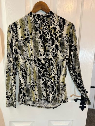 New Vila Top in Size Large / Size 12 gorgeous colour