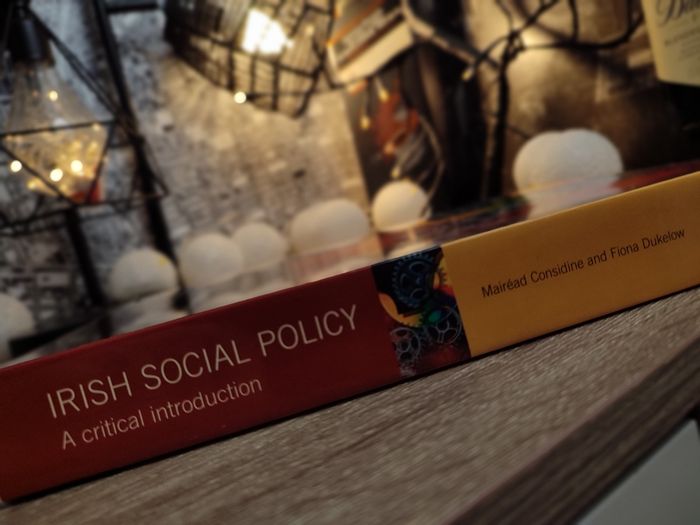 Irish Social Policy ! A Critical Introduction ! RRP 45 Euro ! 2009 ! by Gill Education !