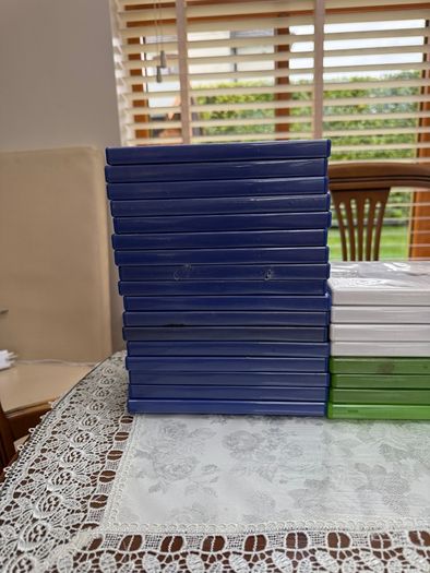 (24) Empty case covers. PS2 Xbox 360 Wii