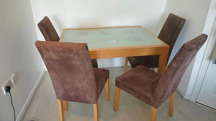 Extendable wooden table with cristal surface
