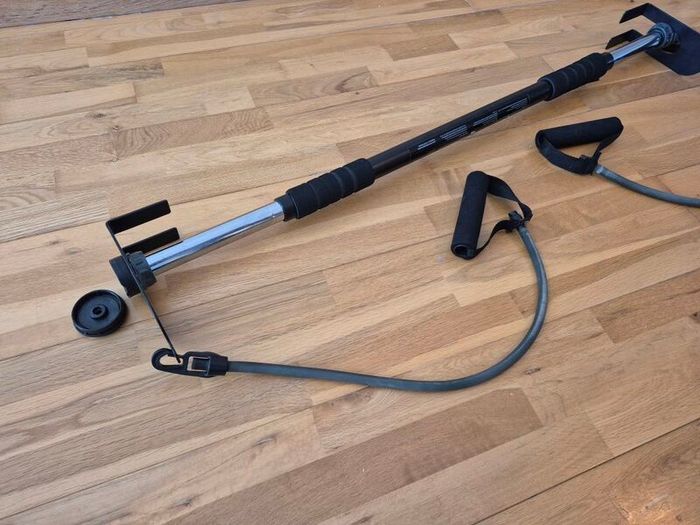Toning bar with resistance bands