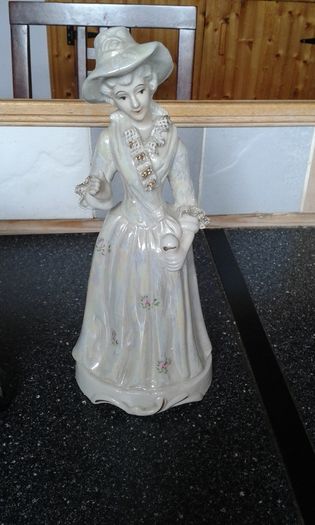 2 Lovely Figurines.