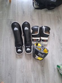 Boxing gloves, shin pads and headgear