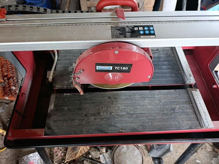 Tile cutting bench