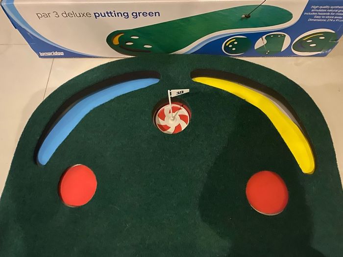 Deluxe Golf par 3 Putting green