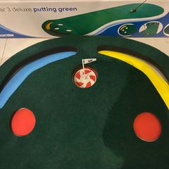 Deluxe Golf par 3 Putting green