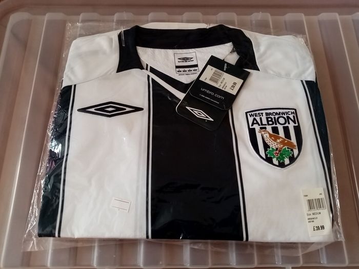 WBA West Bromwich Albion Football Shirt. NEW IN BAG WITH TAG  2008/09 premiership season. no sponsor. Size M Medium. genuine Umbro WBA home Jersey, navy/white stripes, football shirt top baggies.