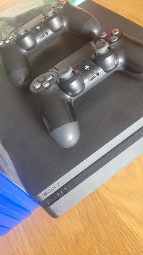 Playstation 4 - 2 controllers + games