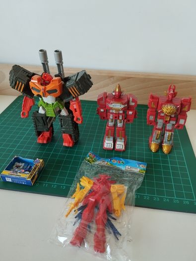 Lot of Mixed Vintage-Style Robots & Transformers