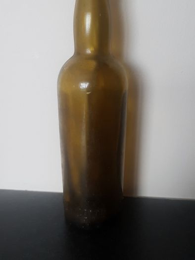 Woodford bourne co Ltd cork bottle,,little chip on rim see condition,,collectors item, price includes post to anywhere in ireland thank you,take as is.
