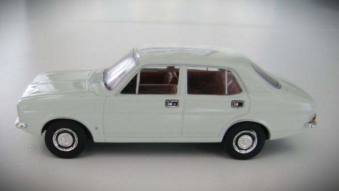 Diecast Model Morris Marina White - Collectable Vanguards 1:43