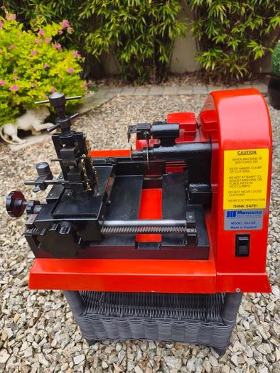 Key cutting/duplicating machine