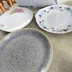 3 DIFFERENT PLATES - 1- Biscuit plateVintage Royal Grafton 1950s English Bone China Cake Plate 22.00 euro. 2- Biscuit plate Vintage 1960s, Colclough Linden Pattern Bone China .15.00 euro.3- Denby Halo Speckle Gray Coupe Dinner Plate 15.00 euro.