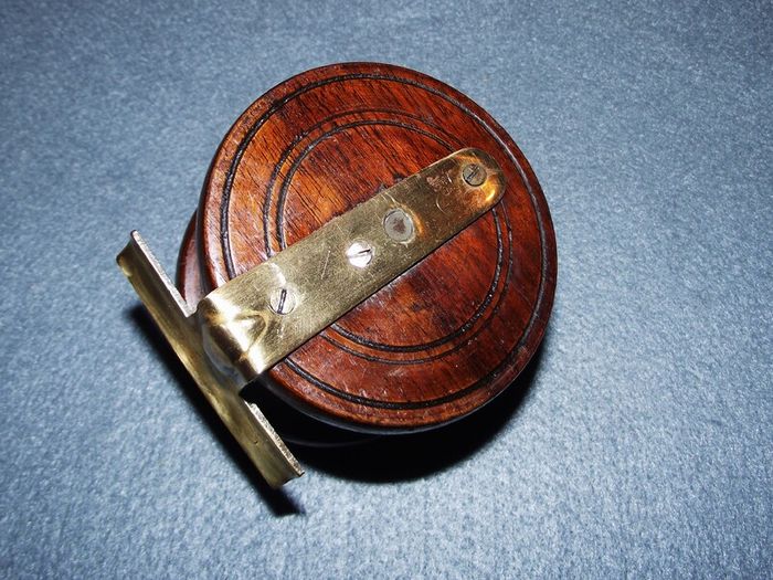 Vintage Fishing Reel (1)