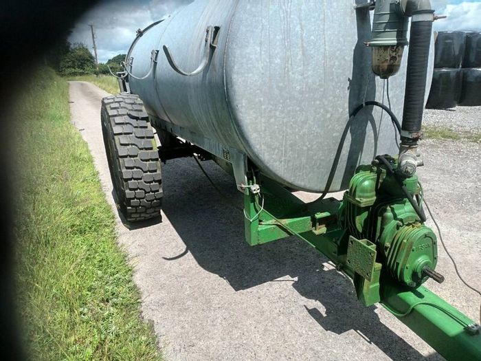 Vacuum tank