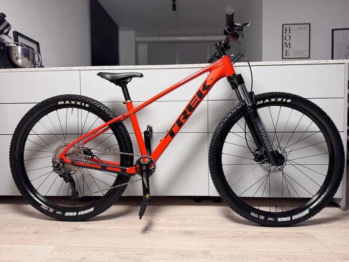 Trek Marlin 6 Mountain Bike + Brand New Full Face Helmet