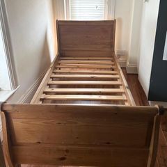Sleigh bed