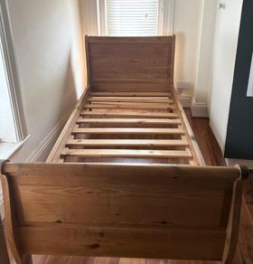 Sleigh bed