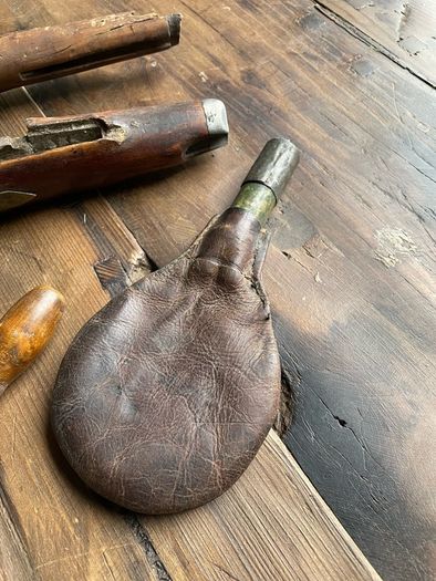 A sundry lot of military collectables.