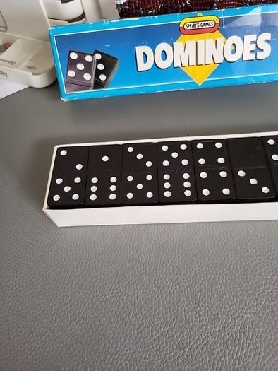 Dominoes set