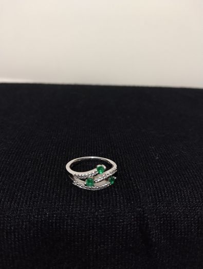 18ct white gold diamond and emerald dress ring