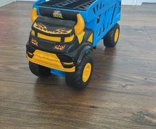 Hot Wheels Monster Trucks 1:64 Monster Mover Transporter with 3 Die-Cast Cars