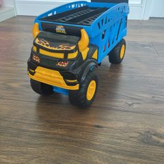 Hot Wheels Monster Trucks 1:64 Monster Mover Transporter with 3 Die-Cast Cars