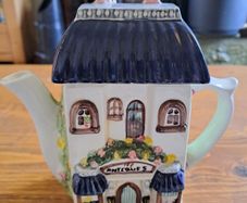 Leonardo Collection Decorative House Teapot