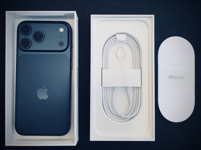 iPhone 17 Pro Max and carbon cover PITAKA and PITAKA MagSafe Phone Grip