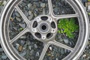 Kawasaki zx6r 05 06 front wheel