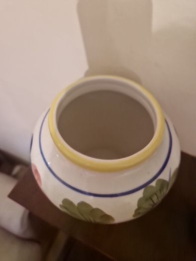 lidded pot