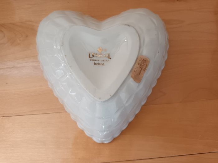 Doegal Parian China - Claddagh Heart Dish