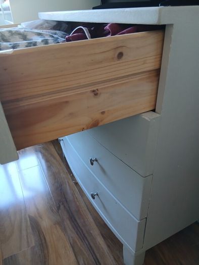 King Sleigh Bed matching lockers & chest of drawers