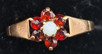 Vintage 9ct yellow garnet and opal cluster ring