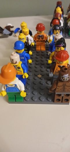 Lego minifigures and accessories