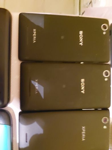 25 Mobile phones in very good cosmetic condition but have no Batterys