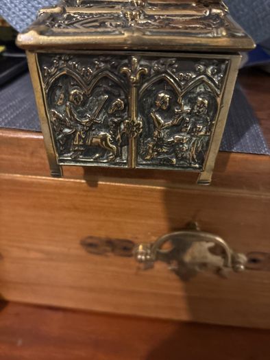 collectables gothic box with key