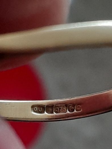 ladies 9ct gold ring