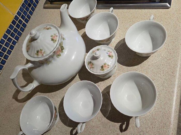Tea pot with 6 cups and sugar bowl