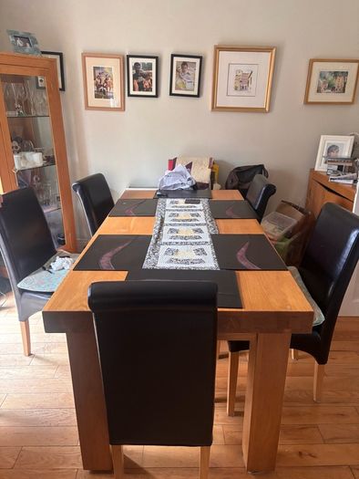 Stunning Dining room table and six chairs