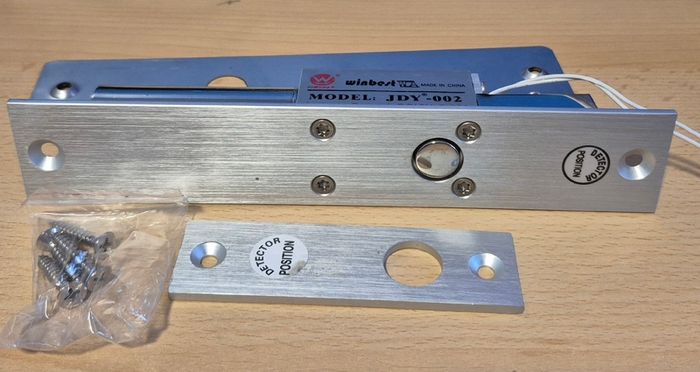 Electronic door bolt