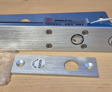 Electronic door bolt