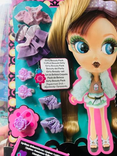 2006 Mattel Rockabelle Beauty Cuties Fashion Doll plus extras