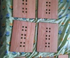 Beautiful set of hardwood tableware, consisting of 4 place mats and 4 coasters.