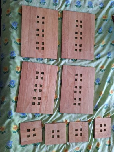 Beautiful set of hardwood tableware, consisting of 4 place mats and 4 coasters.