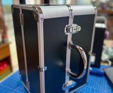 Rolling lockable beauty case / trolley