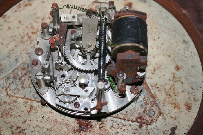 Vintage Wall Clock (unusual mechanism)(not working)