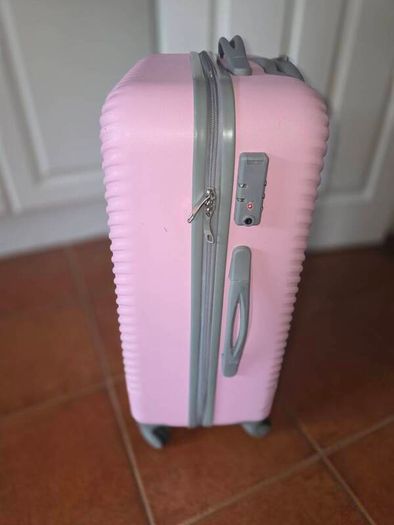 Medium suitcase