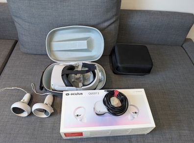 Oculus 2 + Head mount + Long cable + 2 carrying cases