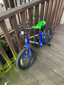 Apollo fade kids bike 16inch. Unisex.